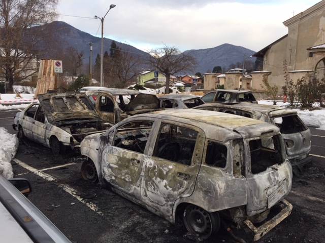 Incendio Azzio, le auto distrutte