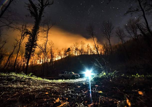 L'incendio di Oriano di notte