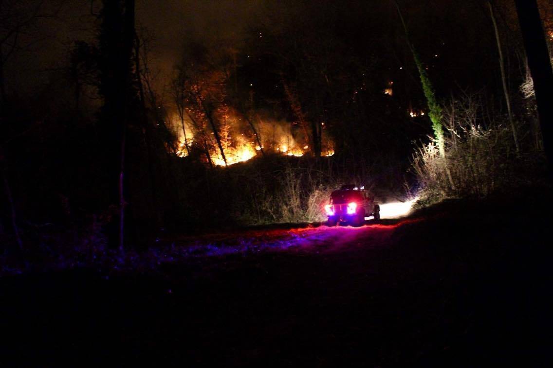 L'incendio di Oriano di notte