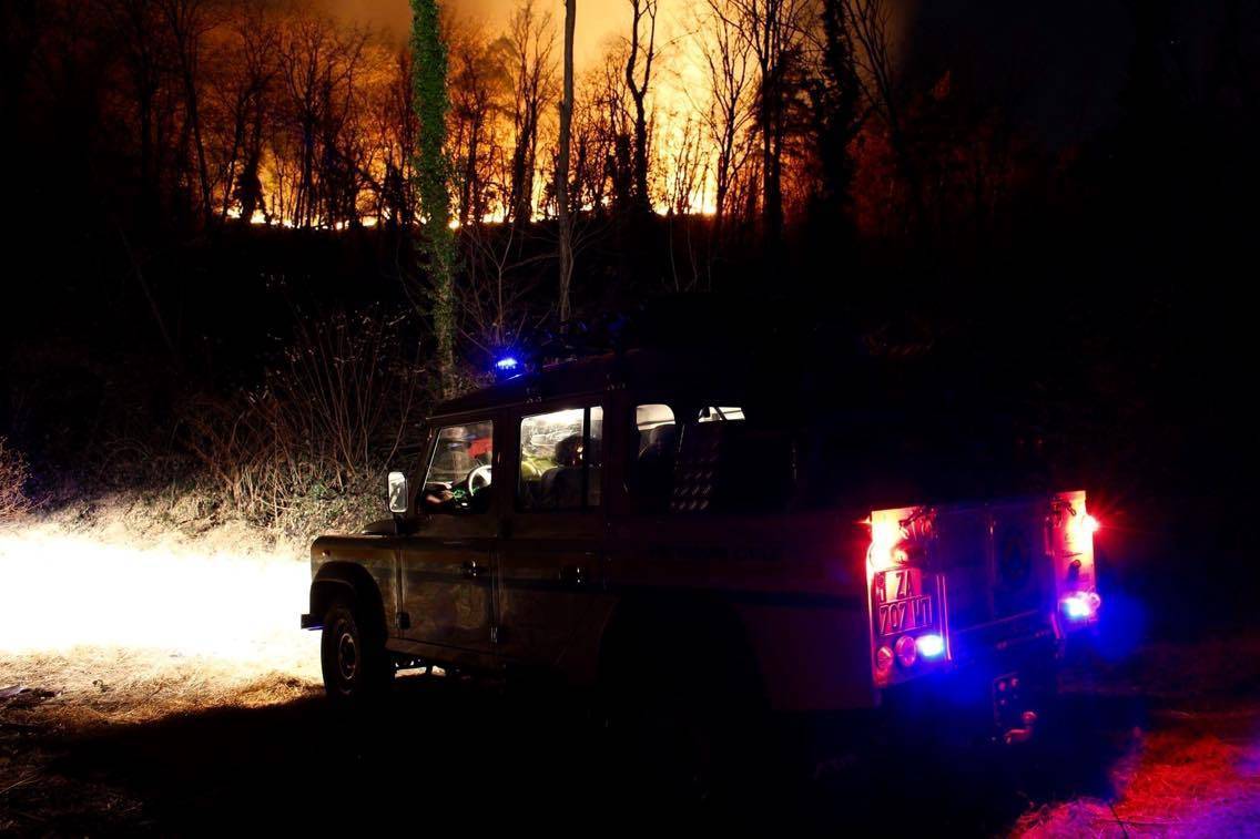 L'incendio di Oriano di notte