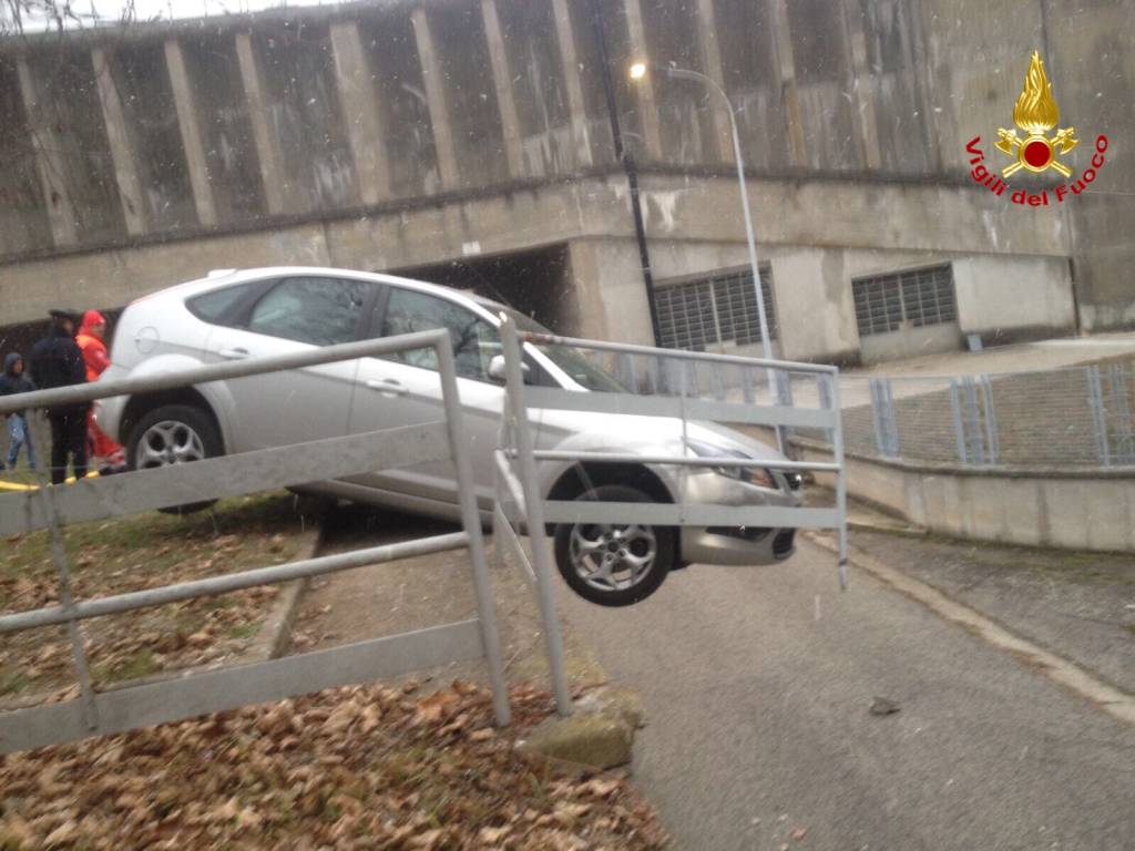 Sfonda il parapetto con l'auto, lo salvano i vigili del fuoco