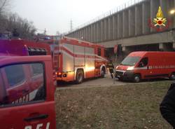 Sfonda il parapetto con l'auto, lo salvano i vigili del fuoco