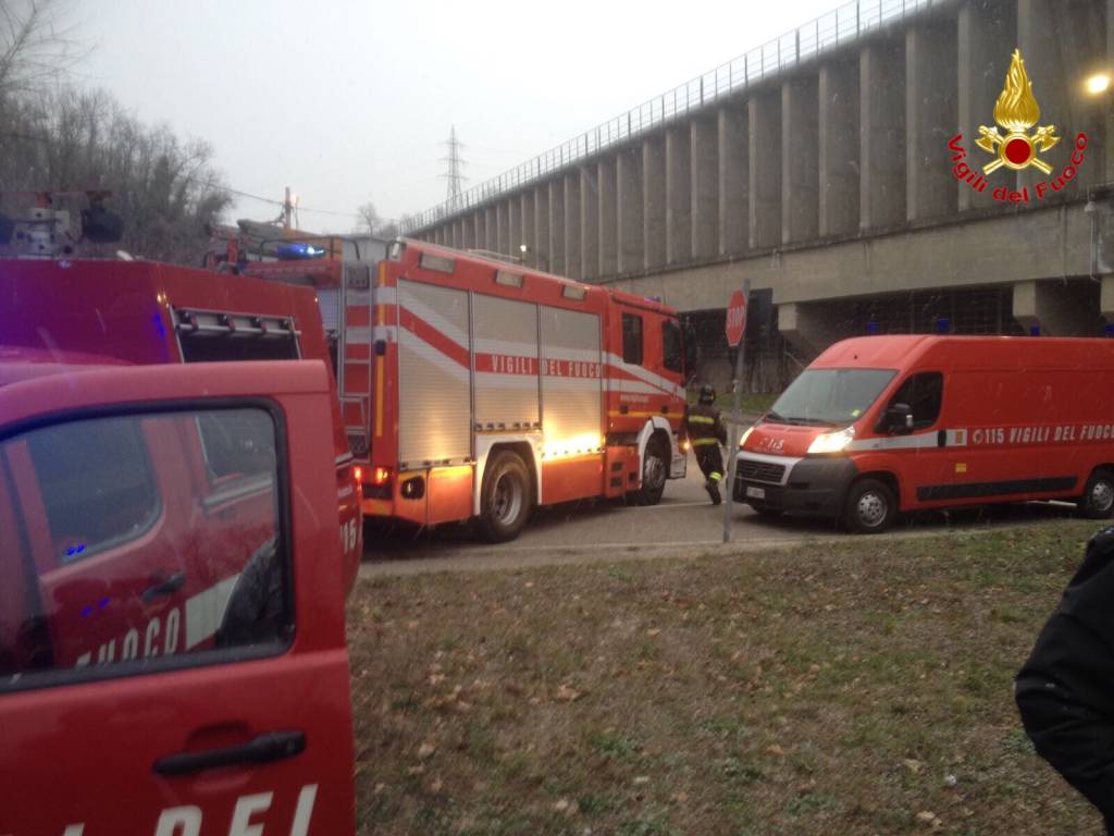 Sfonda il parapetto con l'auto, lo salvano i vigili del fuoco