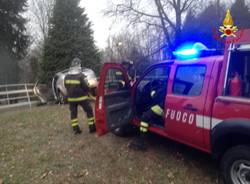 Sfonda il parapetto con l'auto, lo salvano i vigili del fuoco