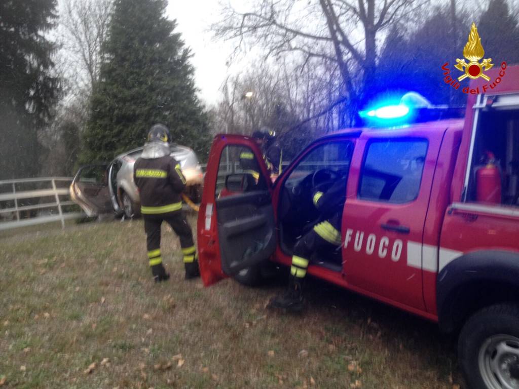 Sfonda il parapetto con l'auto, lo salvano i vigili del fuoco