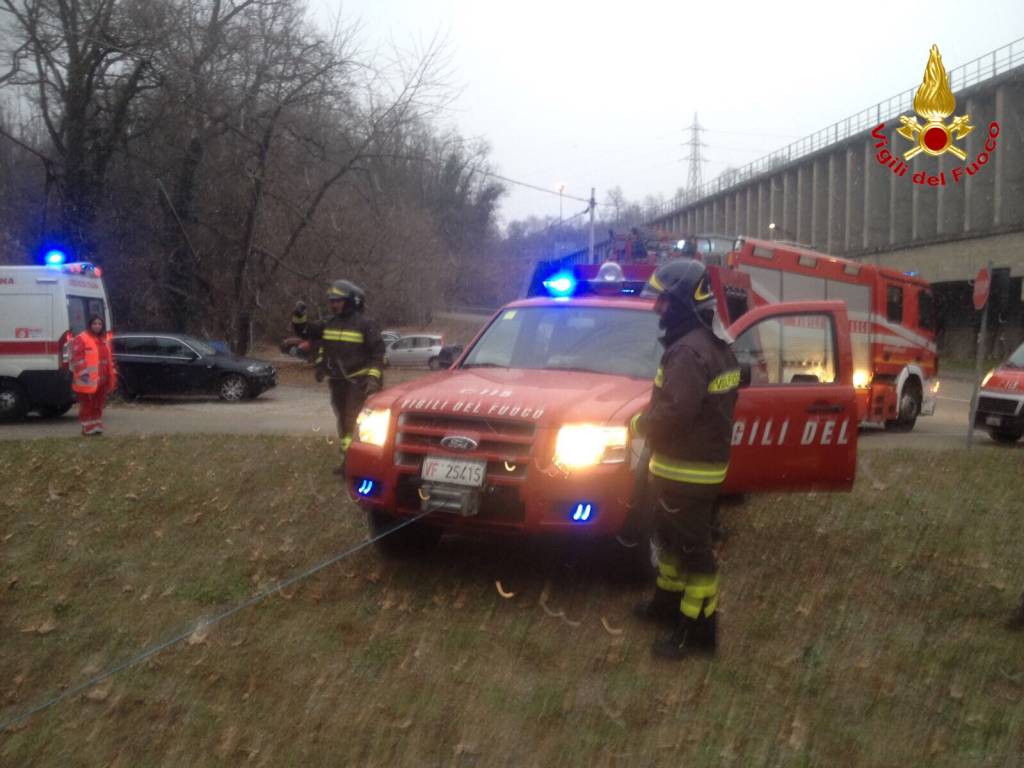 Sfonda il parapetto con l'auto, lo salvano i vigili del fuoco