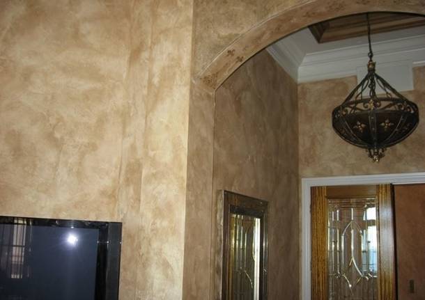 La manutenzione dello stucco veneziano Parete effetto rovinato