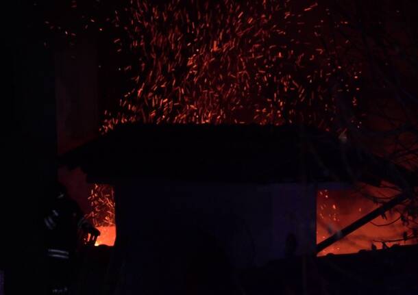 Paura a Canegrate per un incendio in piazza Matteotti