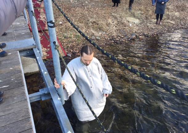 Il rito ortodosso del battesimo nel lago a gennaio