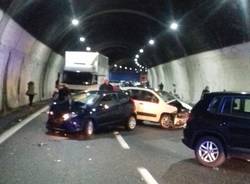 Maxi tamponamento in autostrada, muore un ragazzo