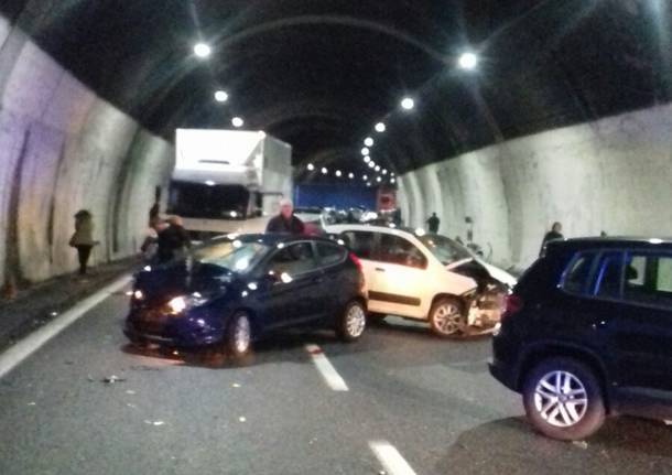 Maxi tamponamento in autostrada, muore un ragazzo