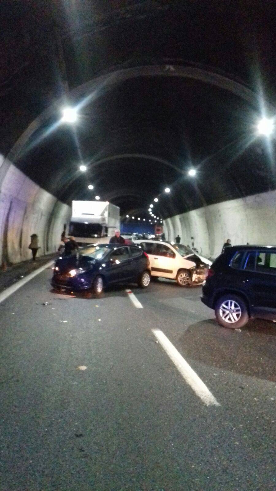 Maxi tamponamento in autostrada, muore un ragazzo