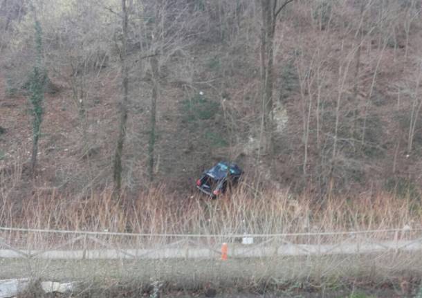 Auto precipita in Valle Olona