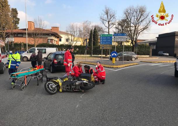 Incidente alla rotonda, ferito un motociclista