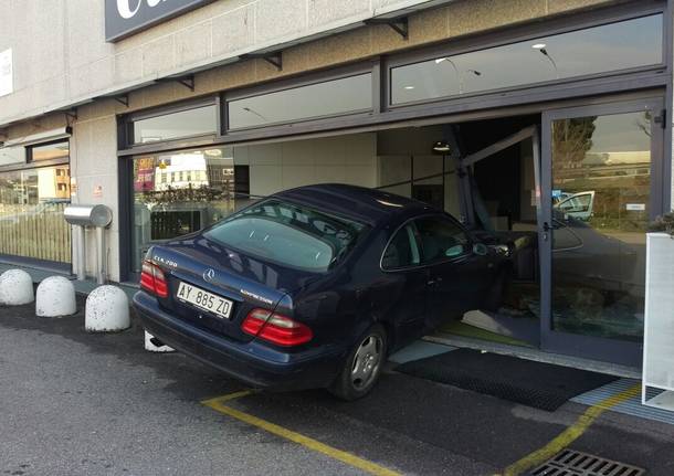 Auto sfonda vetrina... e finisce in cucina