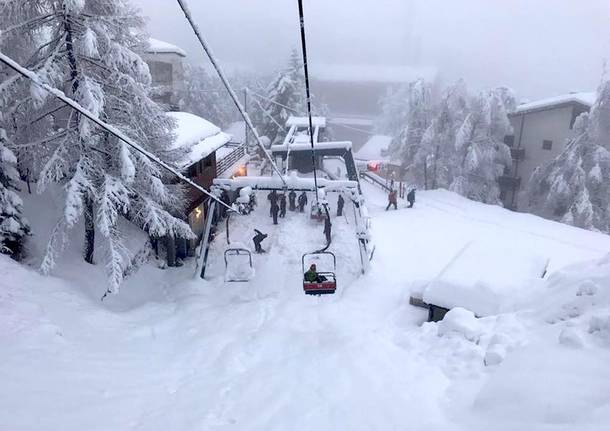 La neve sommerge le piste di San Domenico