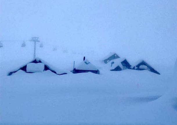 La neve sommerge le piste di San Domenico