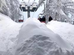 La neve sommerge le piste di San Domenico