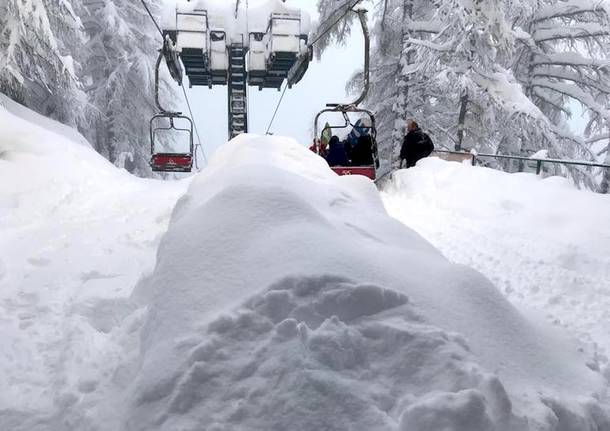 La neve sommerge le piste di San Domenico