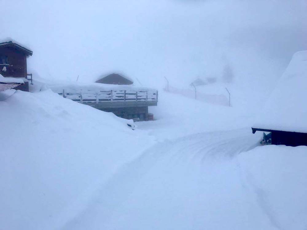 La neve sommerge le piste di San Domenico