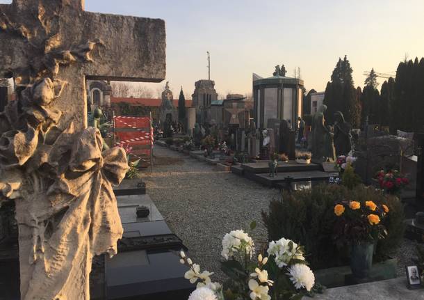 Furto di lampade d’epoca al cimitero di Gallarate