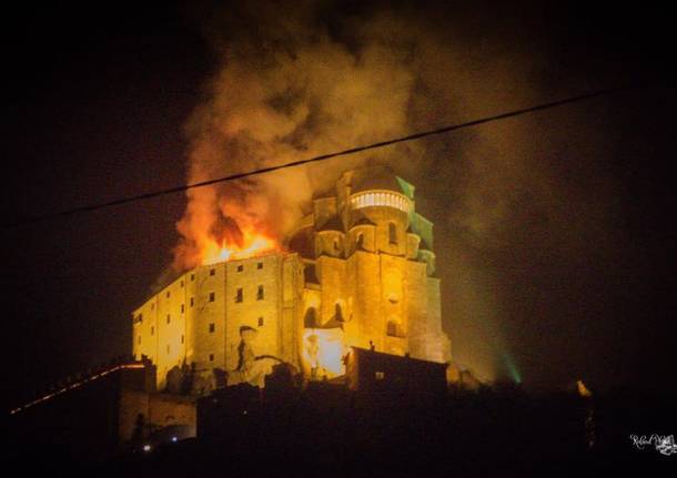 Incendio alla Sacra di San Michele (foto di Roland Crosazzo) dal quotidiano Valsusaoggi