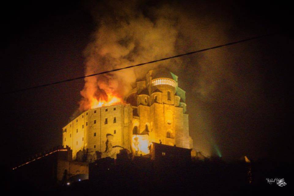 Incendio alla Sacra di San Michele (foto di Roland Crosazzo) dal quotidiano Valsusaoggi
