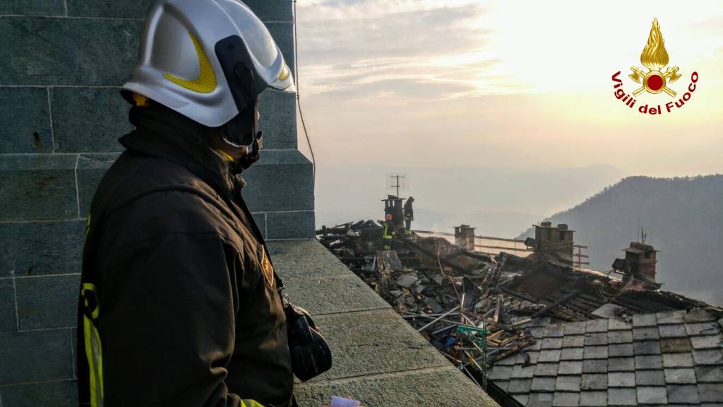 Incendio alla Sacra di San Michele: i Vigili del fuoco al lavoro