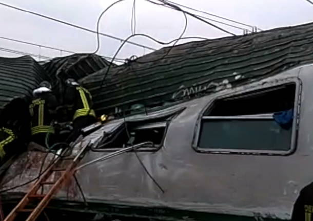 Incidente ferroviario pioltello segrate deragliemento foto grandi