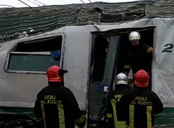 Incidente ferroviario pioltello segrate deragliemento foto grandi