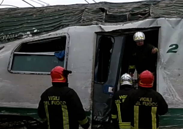 Incidente ferroviario pioltello segrate deragliemento foto grandi