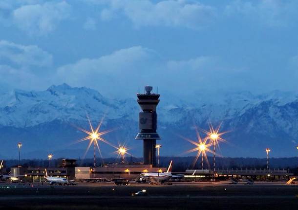 scende la sera su malpensa 