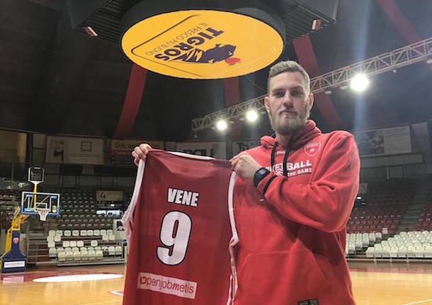 siim-sander vene pallacanestro varese openjobmetis basket