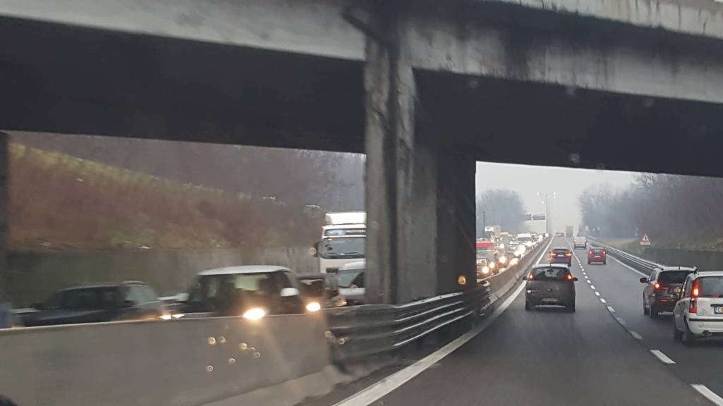 Traffico bloccato sulla 336 per un incidente