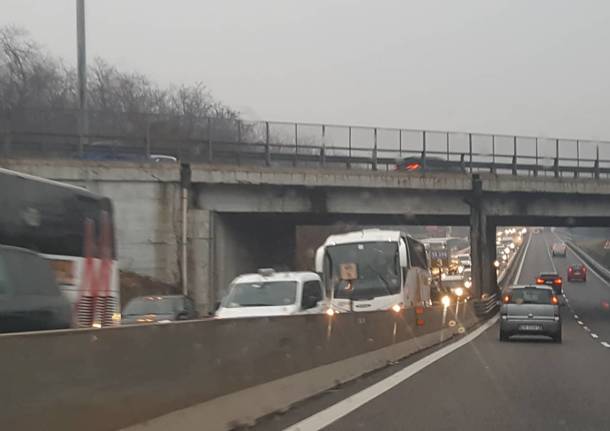 Traffico bloccato sulla 336 per un incidente