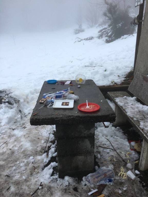 vandali alla casa nel bosco di orino