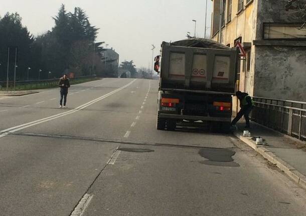 Toselli chiuso fino alle 14, per analisi sul ponte dell’Olona