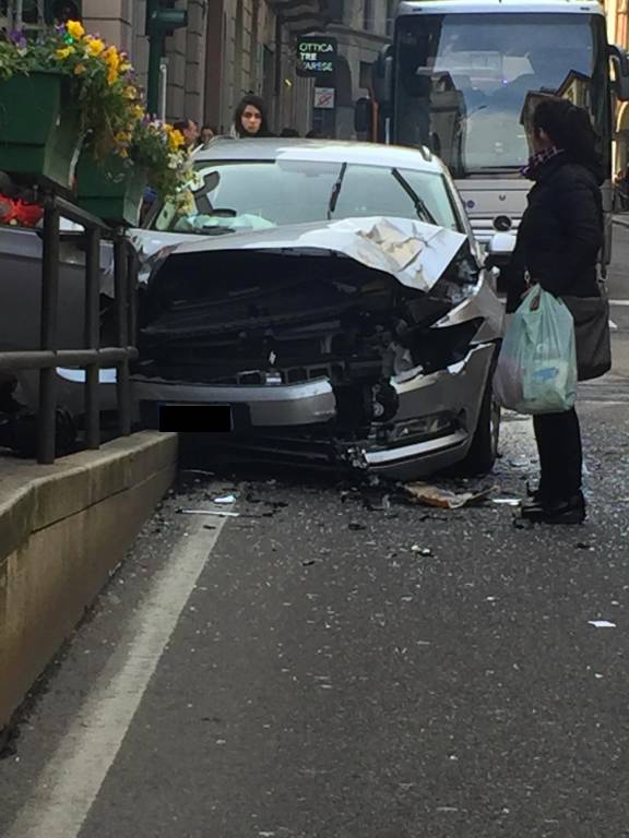 Auto contro bus Varese