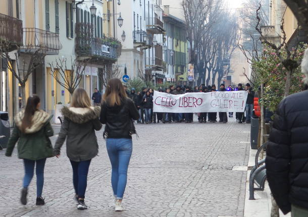 Corteo anarchico in solidarietà dell\'arrestato per i fatti di Torino