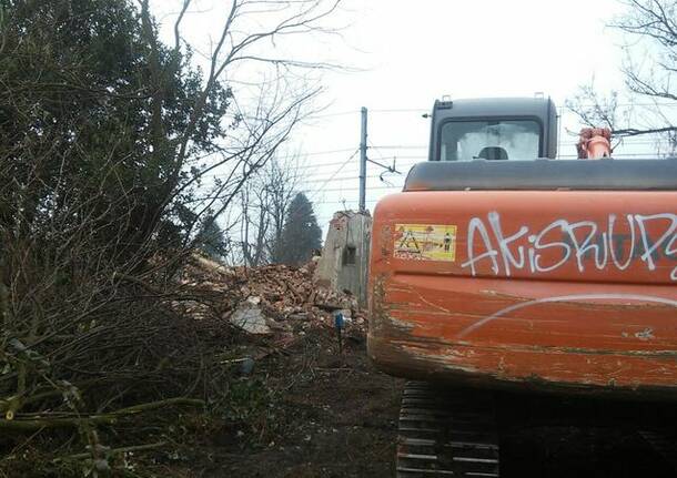 Abbattuta la casa lungo la ferrovia in via Torino – Nerviano