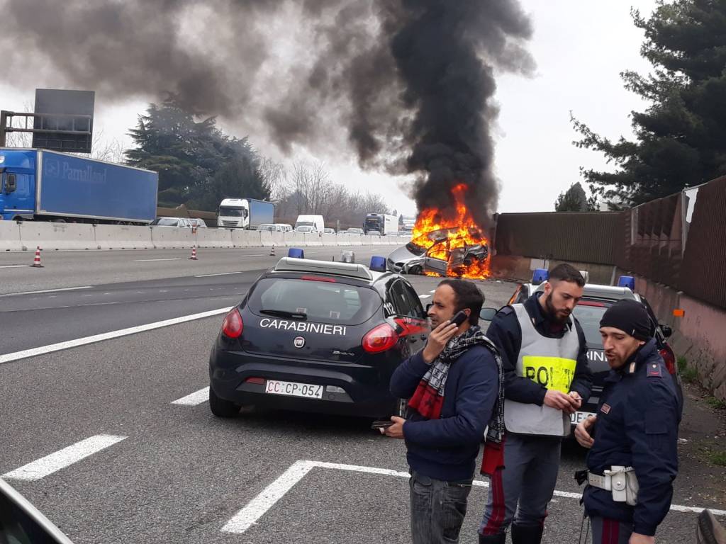 Incendio e ribaltamento in A8