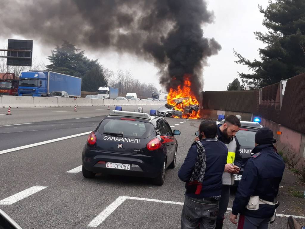 Incendio e ribaltamento in A8