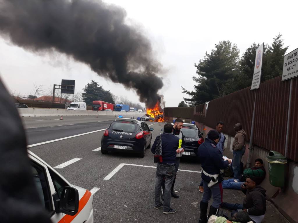 Incendio e ribaltamento in A8