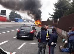 Incendio e ribaltamento in A8