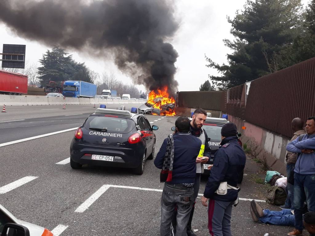 Incendio e ribaltamento in A8