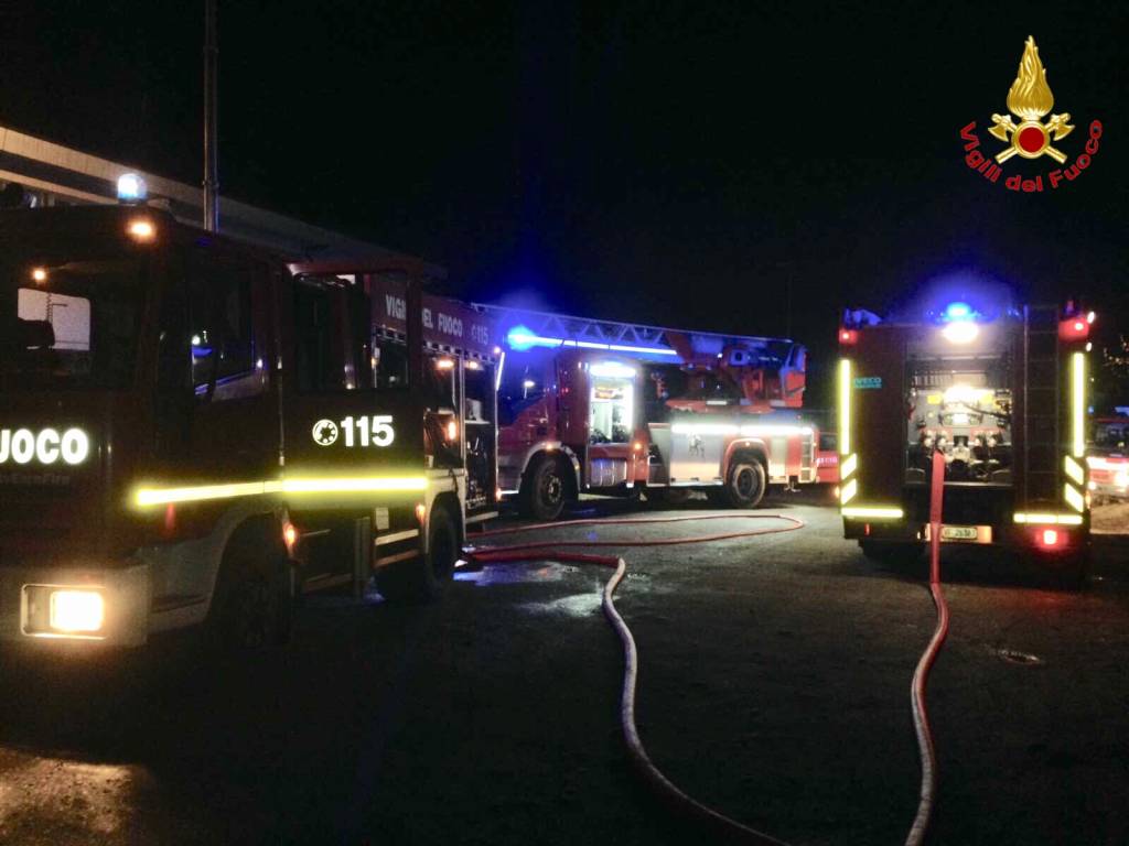 Incendio in un'azienda di materiale ferroso