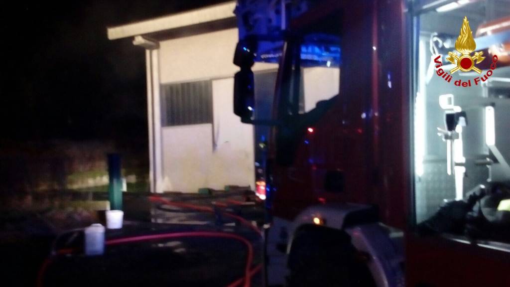 Incendio in un'azienda di materiale ferroso