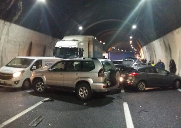 Incidente in A26, groviglio di auto in galleria