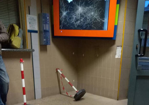 Venegono Inferiore - Vandalismi in stazione