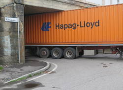 camion incastrato via Mameli Gallarate